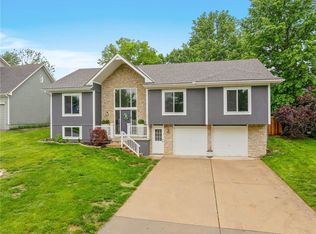 423 SW Windmill Ln, Lees Summit, MO 64082