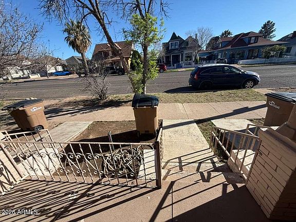 2nd image of 830 E 9th St APT 3