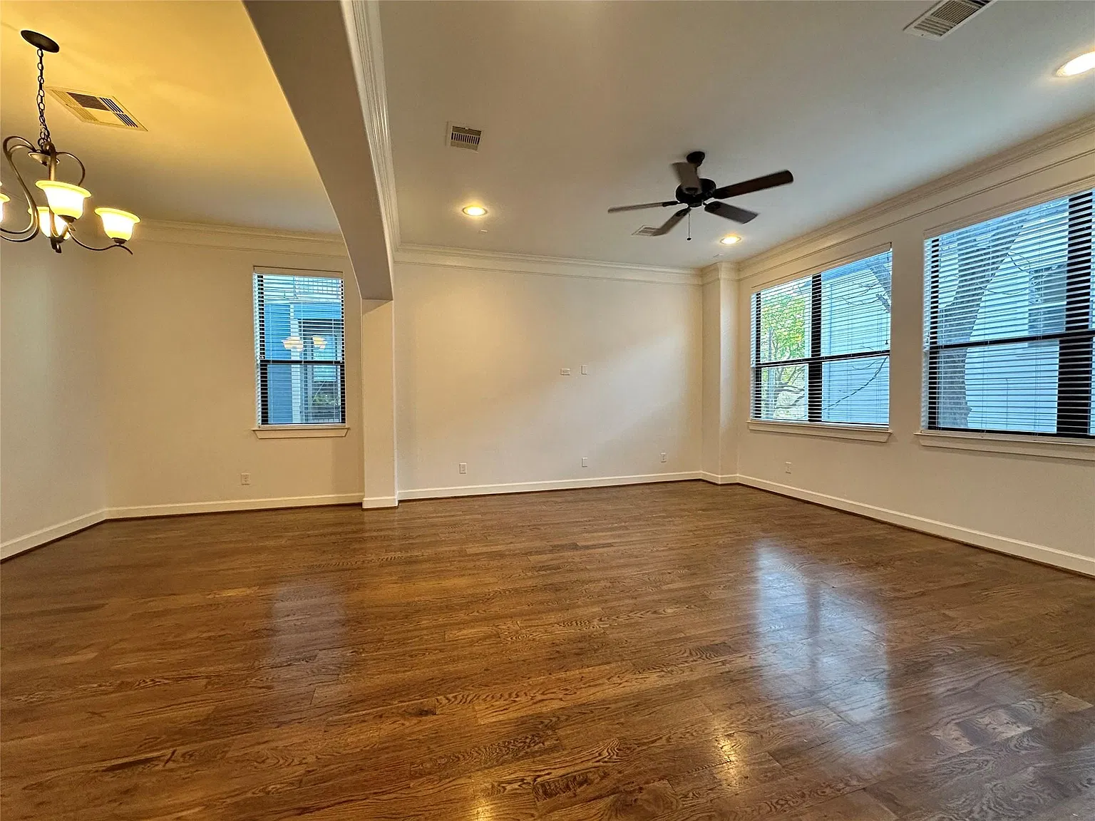 3 bed, 3.5 bath, 1974 sqft, $2,600 — Photo 4