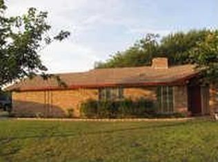 200 Twin Lakes Dr, Waxahachie, TX 75165