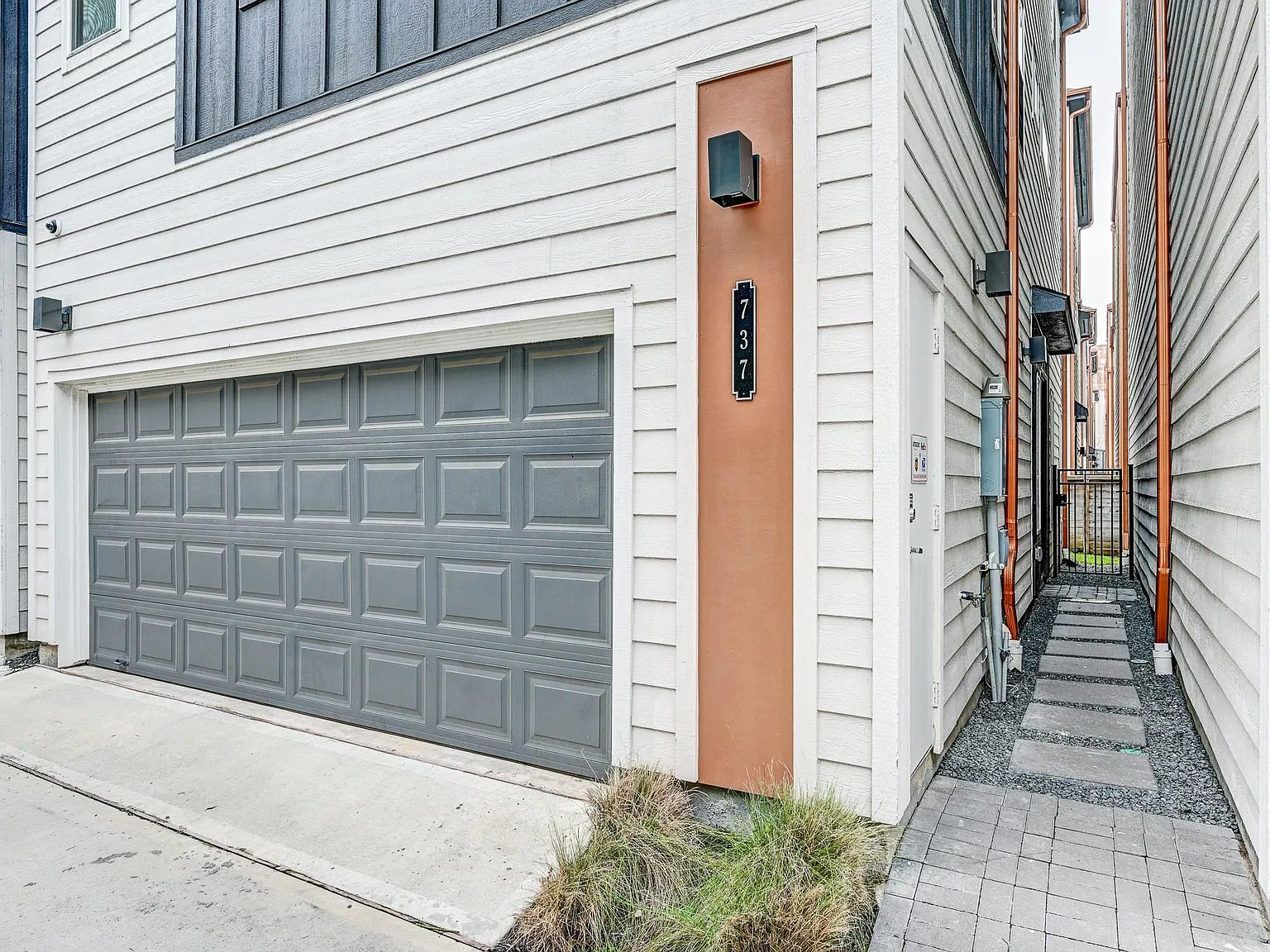 3 bed, 2.5 bath, 1848 sqft, $2,300 — Photo 3