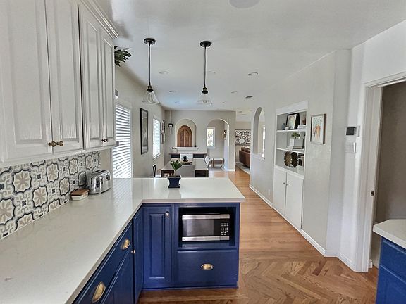 3rd image of 408 W 64th Pl