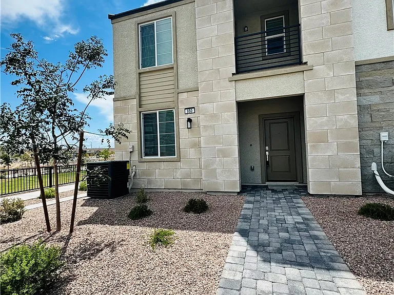 850 Bronzite St — Photo 2