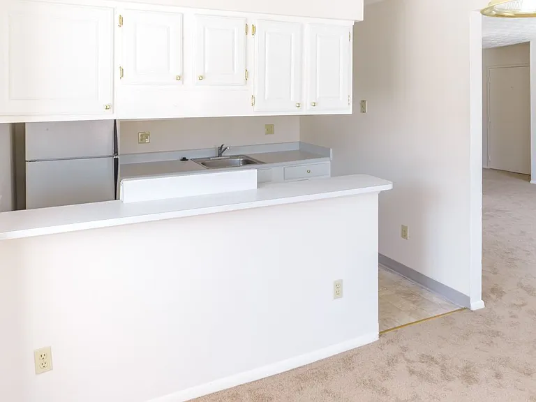 Windsor Gardens Apartments — Photo 106