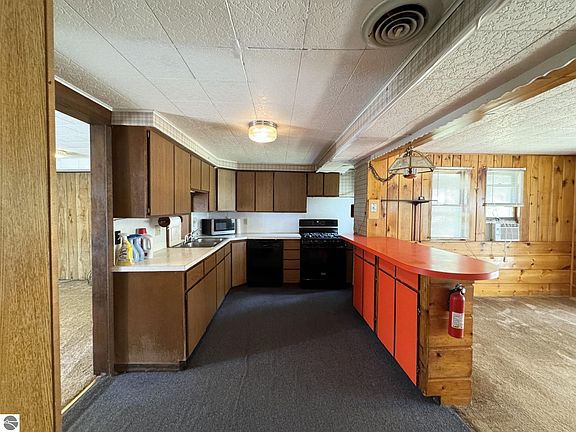 3rd image of 2443 Valley Rd