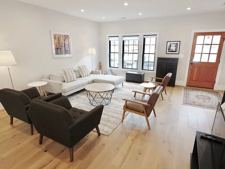 1454 Spring Rd NW — Photo 3