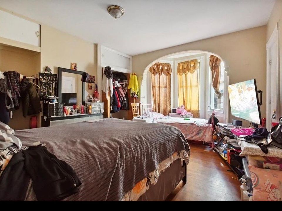 1st image of 627 38th St Floor 3