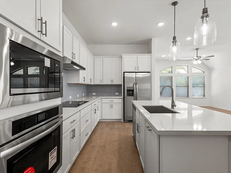 1425 Cole Estates Dr — Photo 10