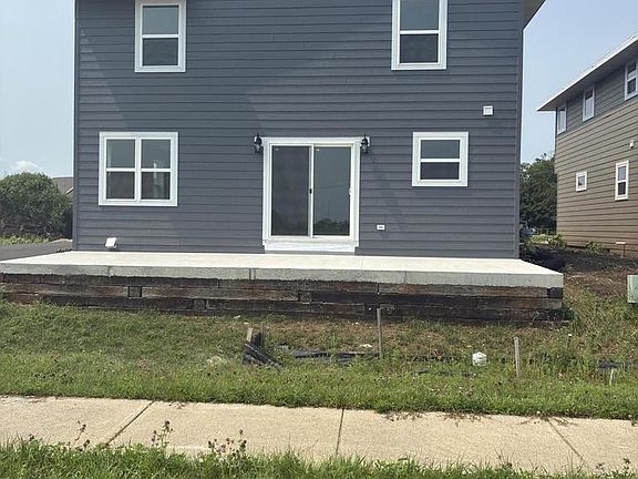 3rd image of 811 Arthur DRIVE