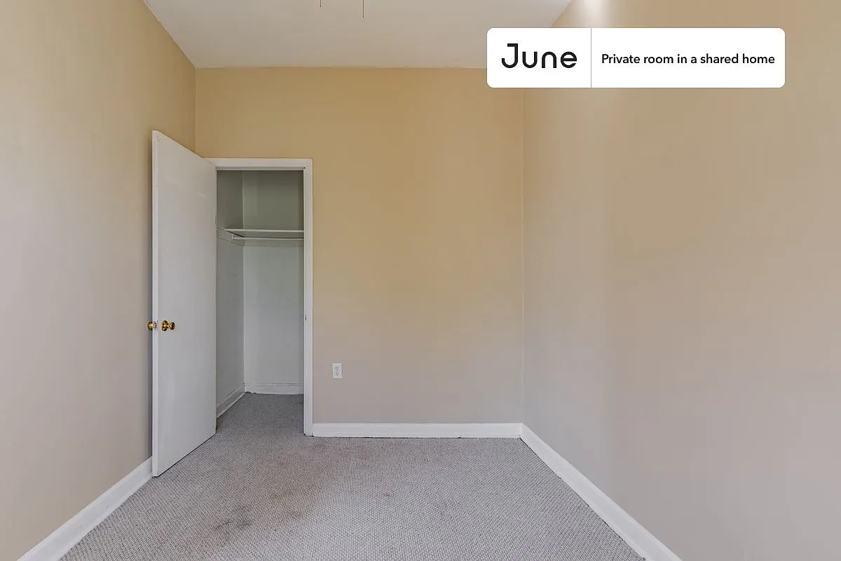 Full bedroom in 4 bed/2 bath home in Wicker Park #1534 D — Photo 4