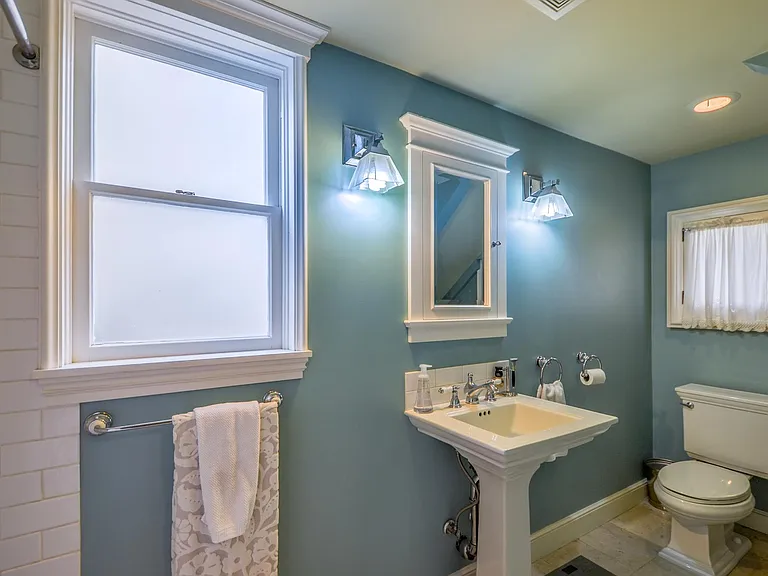 402 W Locust St — Photo 12