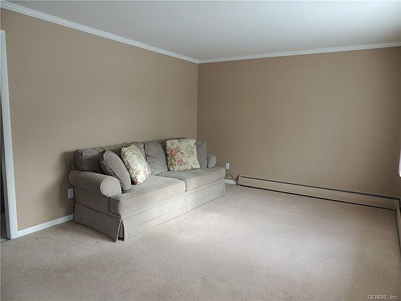 4th image of 10 Circle Dr