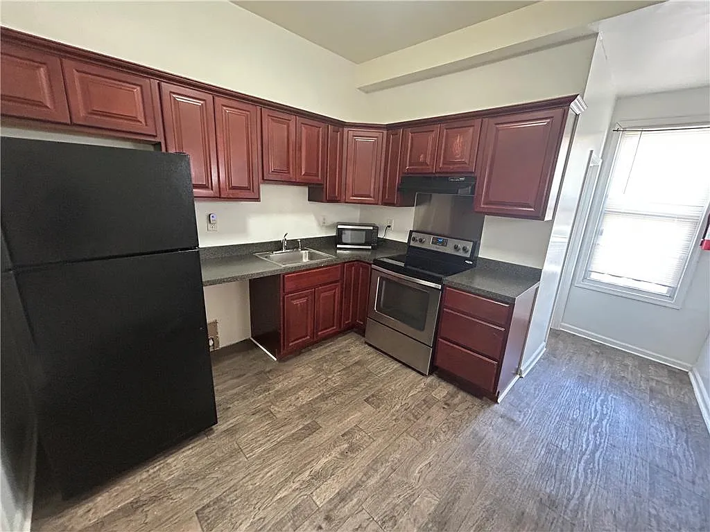 1 bed, 1.0 bath, 800 sqft, $1,295 — Photo 2
