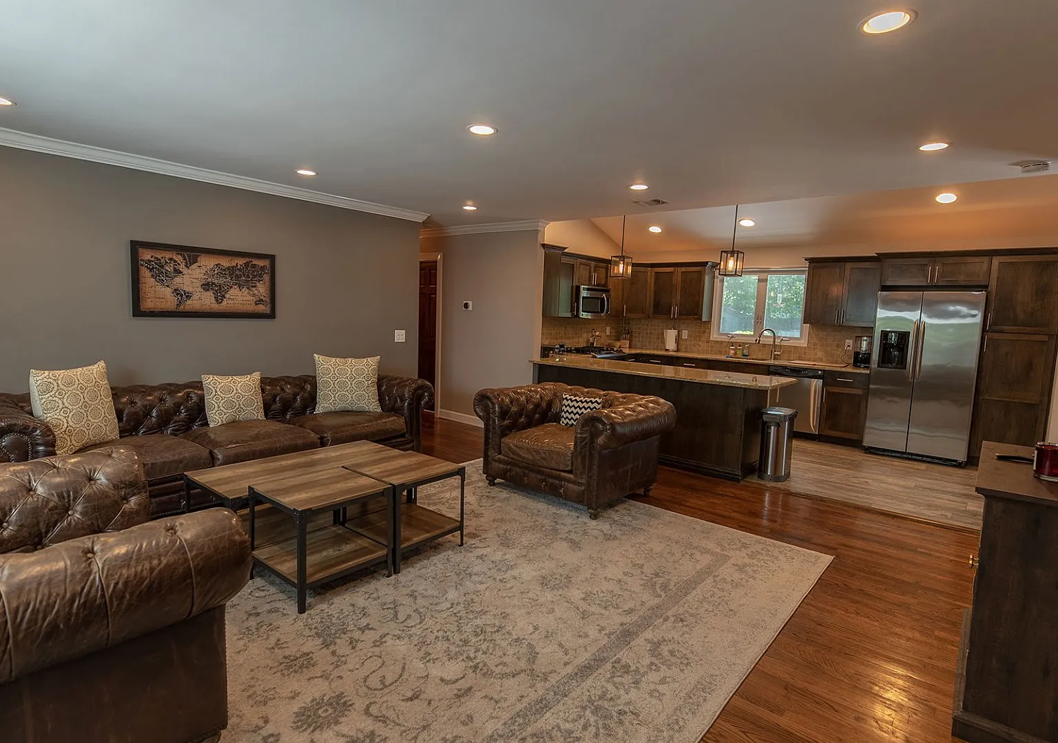 Newly Renovated. New Finishing, Solar Heated Pool on Half Acre — Photo 2
