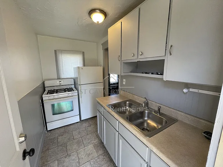 1052 Yale St #3 — Photo 12