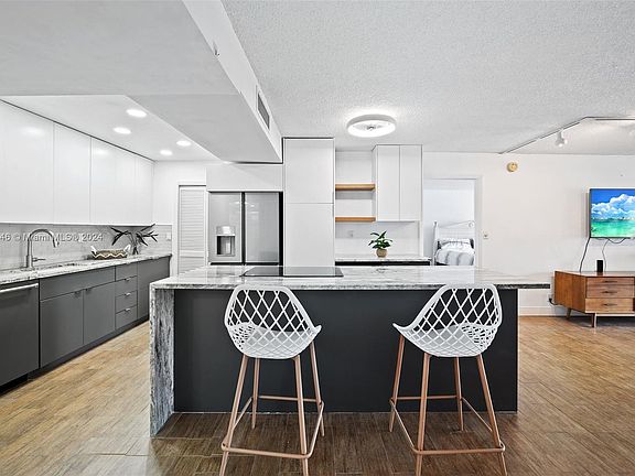 5th image of 230 Lakeview Dr APT 202