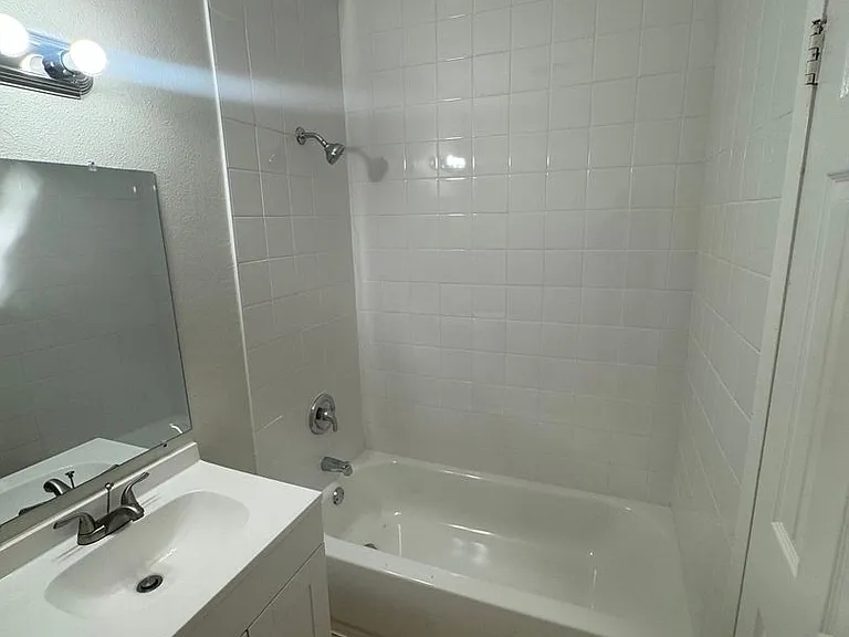 1622-1658 W Walnut St — Photo 14