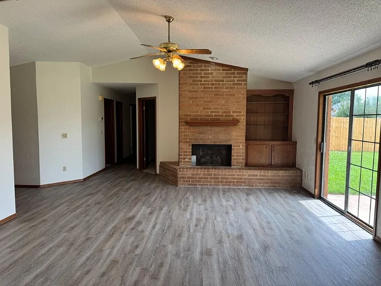 8401 Woodhue Dr — Photo 5