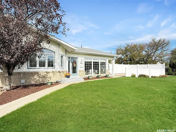 558 8th Avenue NE #B, Swift Current, SK S9H 2R1