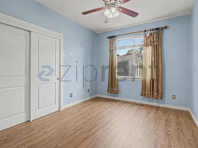 132 NE 63rd Ave — Photo 25