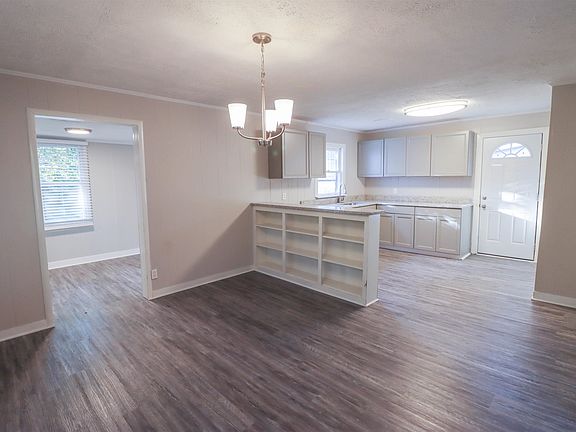 3rd image of 145 Ross Ave
