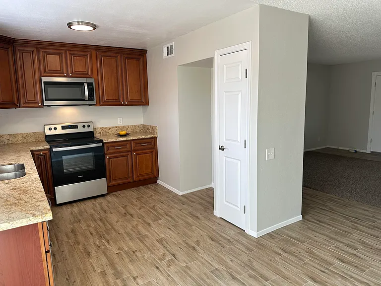 25863 Pacific St #7 — Photo 9