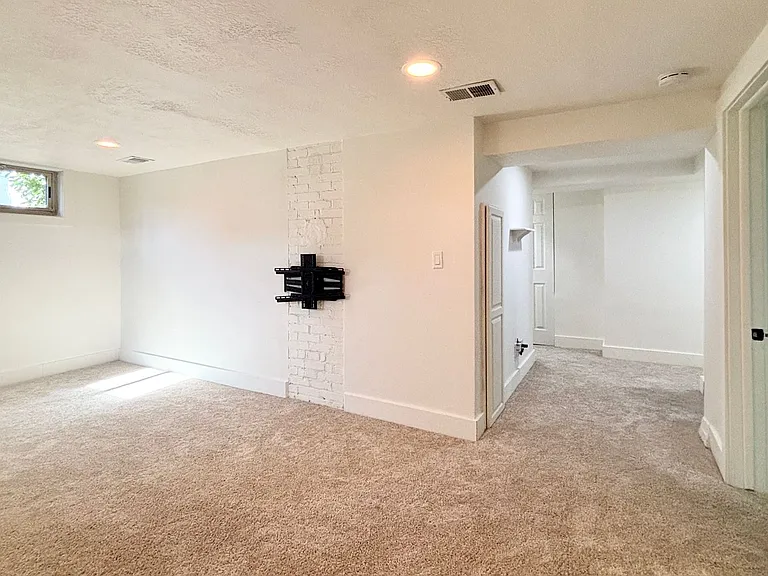 2179 E 2700 S — Photo 15