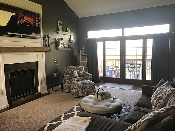 Vaulted ceiling living room 
