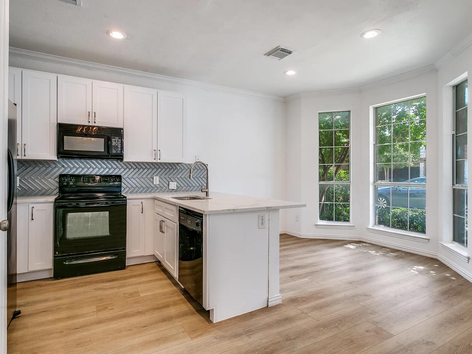 4 bed, 2145 sqft, $3,000 — Photo 4