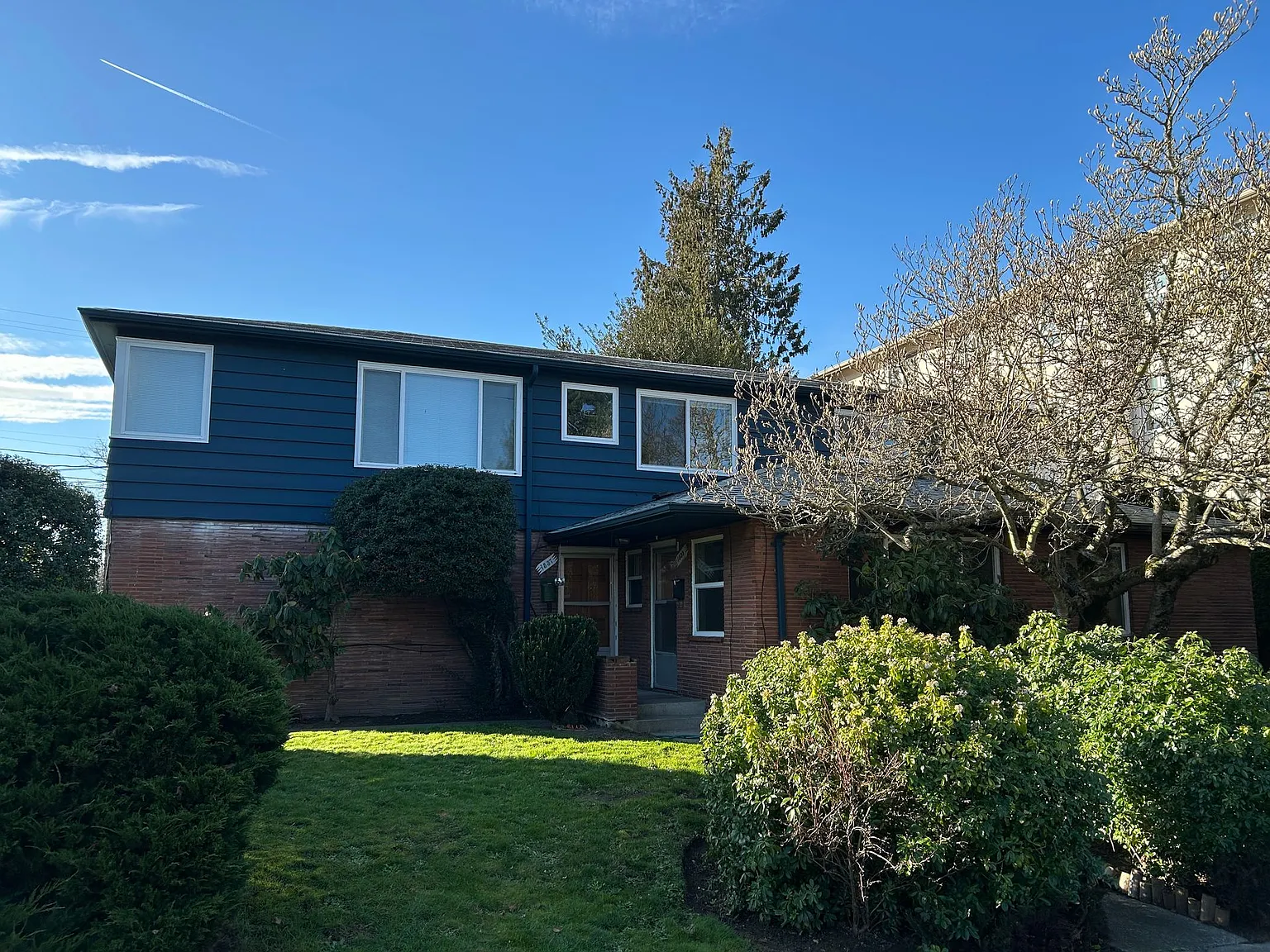 North Admiral 1BR, Small 4-Unit Building, Top Floor! — Photo 3
