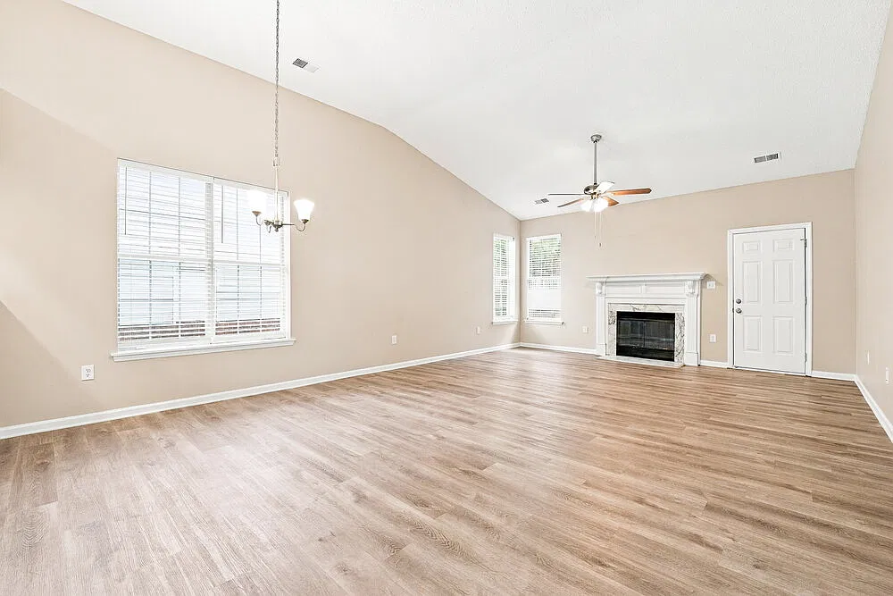 3 bed, 2.0 bath, 1477 sqft, $1,955 — Photo 4