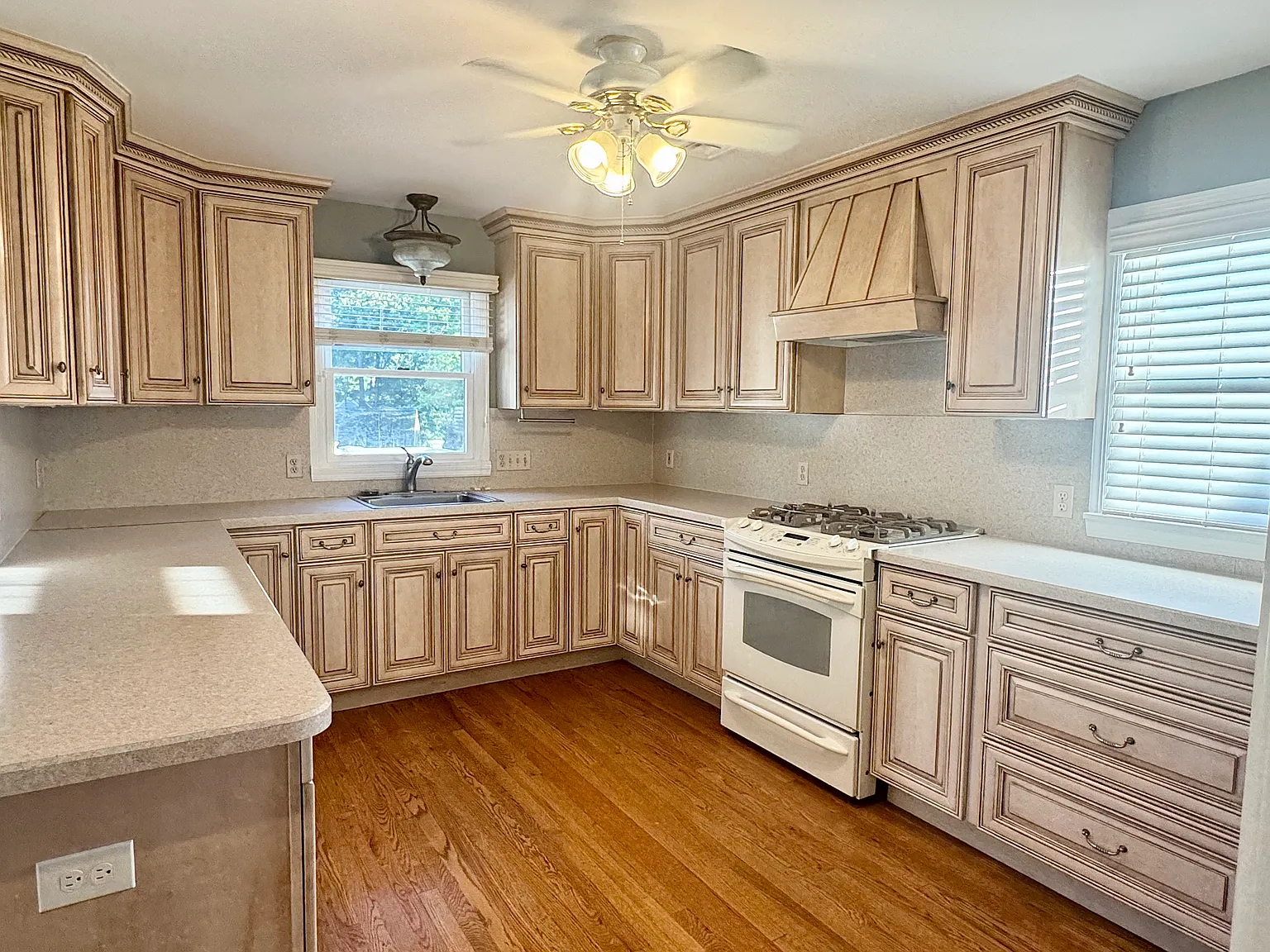 4 bed, 1600 sqft, $4,000 — Photo 1
