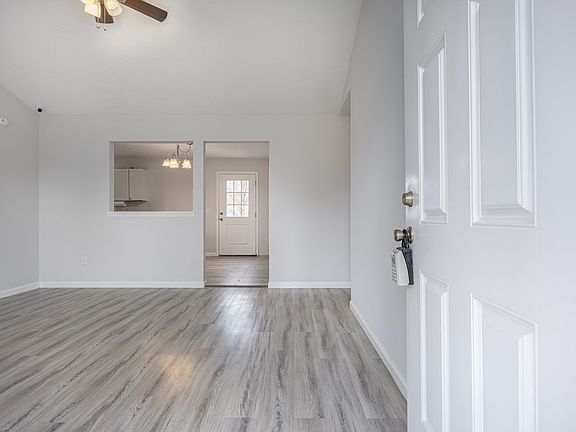 4th image of 157 Heritage Cir
