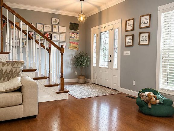 3rd image of 525 Hillview Cir