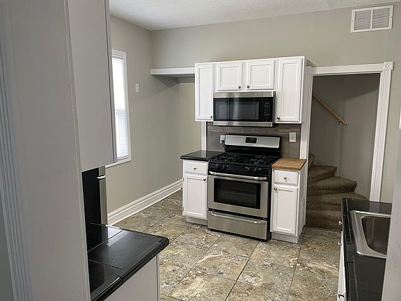 3rd image of 1143 Marion St
