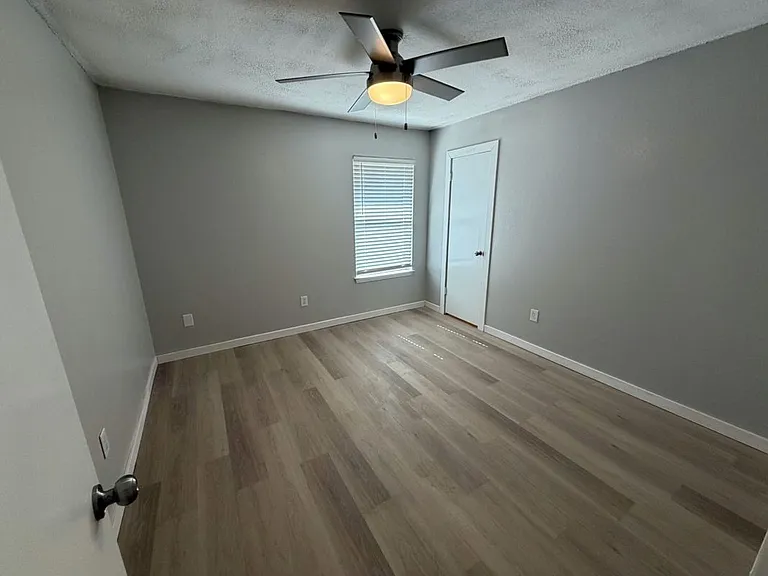7501 April Ln — Photo 12