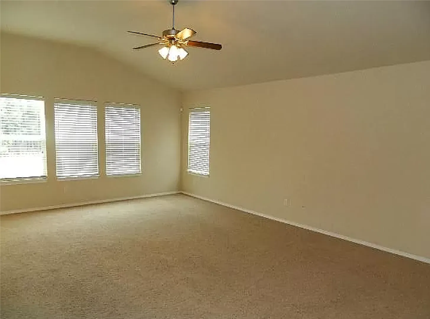 Three Bedroom in Mustang School District on One Acre. — Photo 4