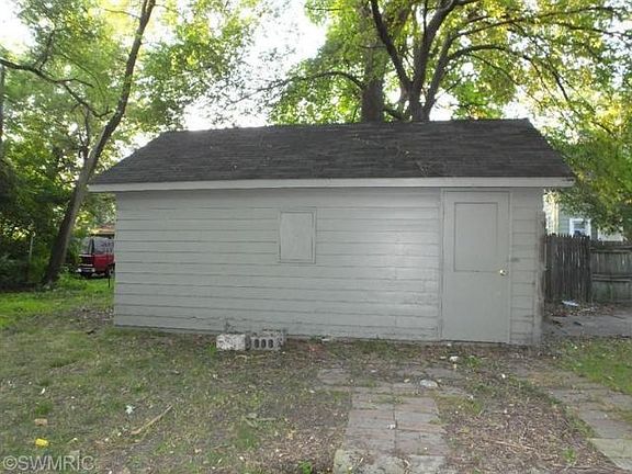3rd image of 853 Lafayette Ave NE