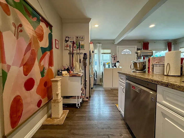 Modern Bungalow with W/D + A/C! Assigned Parking Included & 1 Garage Storage! — Photo 9