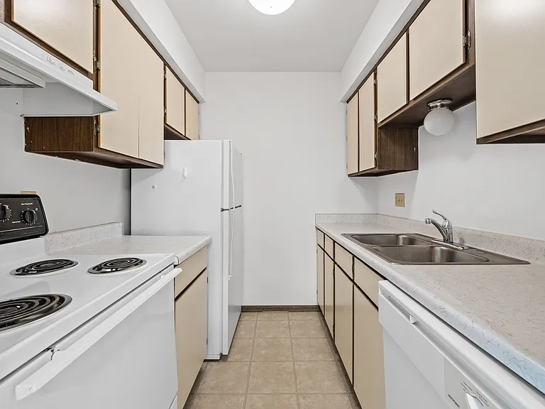 W63N14266 Washington Ave #96 — Photo 10
