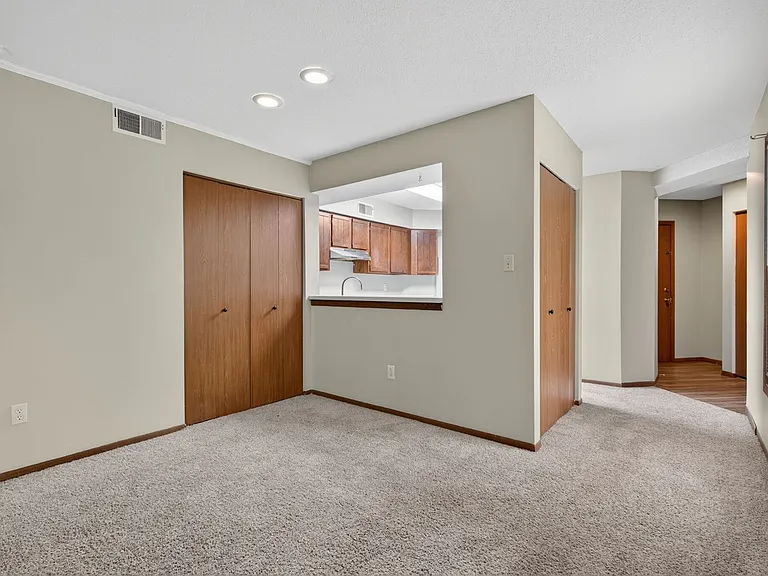 Woodhue Apartments — Photo 32