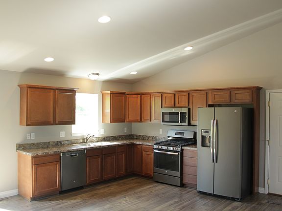 3rd image of 935 Pauline Dr