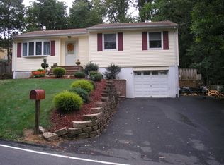 32 Shawnee Rd, Hopatcong, NJ 07843
