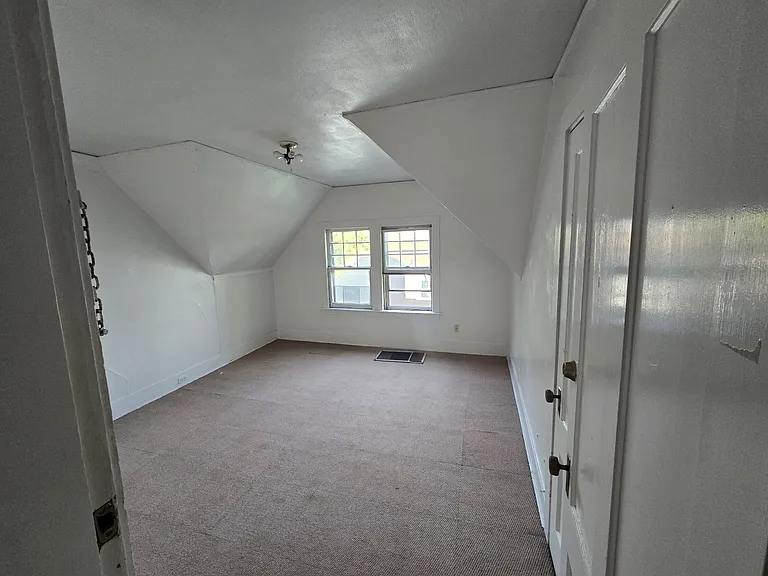 403 College St — Photo 3