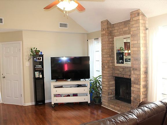 3rd image of 1406 E Camellia Dr