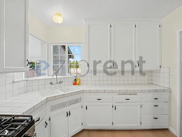 10916 Noble Ave — Photo 10