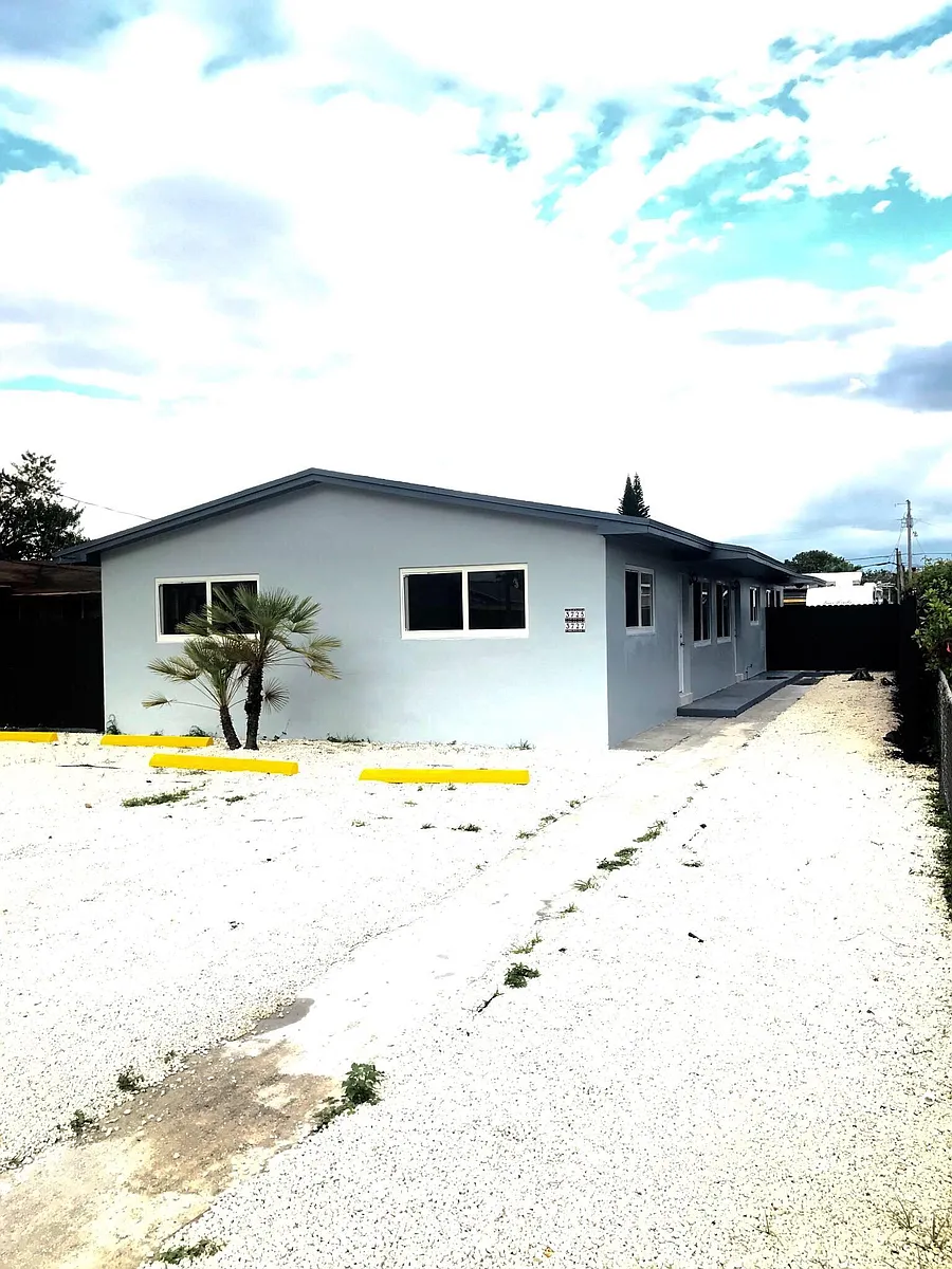 front - 3725 SW 89th Ct