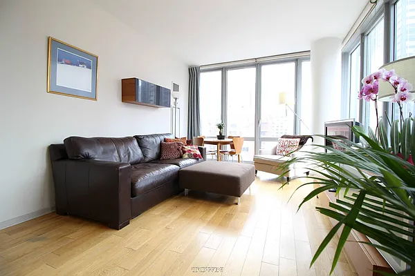 Rented by Town Residential | media 9