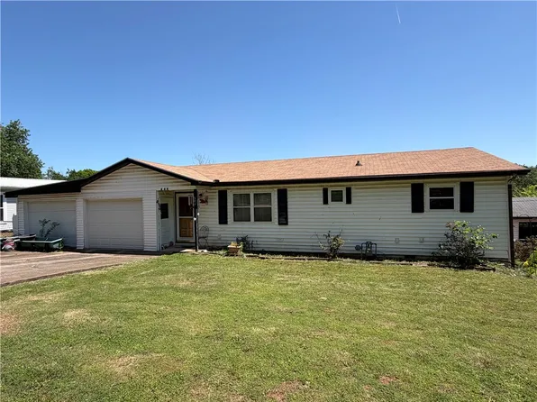 604 Missouri Pl, Huntsville, AR 72740