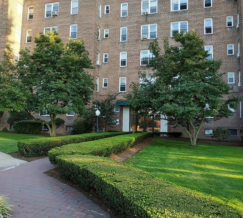 1st image of 13510 Grand Central Pkwy #6